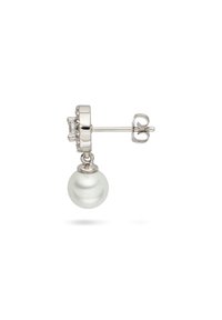 Pendiente de plata con un colgante de perla blanca redonda, acentuado con piedras claras y un marco circular texturizado.