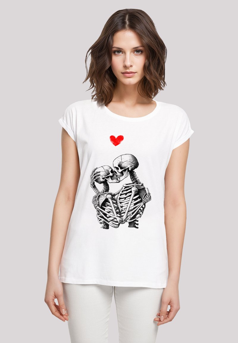 Weißes Baumwoll-T-Shirt mit einem schwarz-weißen Skelettgrafik und einem roten Herzen, mit kurzen Ärmeln und einer lockeren Passform.