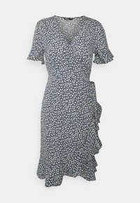 Robe portefeuille bleue à fleurs avec manches courtes, bords volantés et taille cintrée. Le tissu présente un petit motif de feuilles blanches.