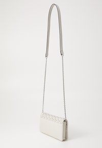 Borsa a tracolla bianca in pelle puffosa con parte superiore trapuntata e tracolla in catena argentata. Forma rettangolare, texture liscia, accenti hardware minimi.