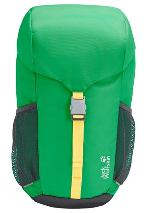 Felgroene rugzak met een gele gespband, zwarte gaas-zijzakken en het Jack Wolfskin-logo aan de voorkant rechtsonder.