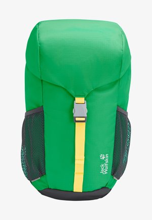Sac à dos vert vif avec une sangle jaune à boucle, des poches latérales en mesh noir et le logo Jack Wolfskin sur le devant en bas à droite.