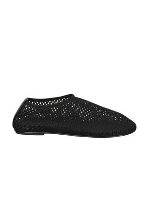 Chaussure noire en maille à enfiler avec un design ouvert, bout rond et un motif texturé subtil, avec une semelle en caoutchouc plate pour le confort.