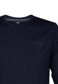 Marineblauw langemouwen t-shirt van katoen, met een ronde hals en een subtiele logo-opdruk op de borst. Gladde textuur met eenvoudig ontwerp.