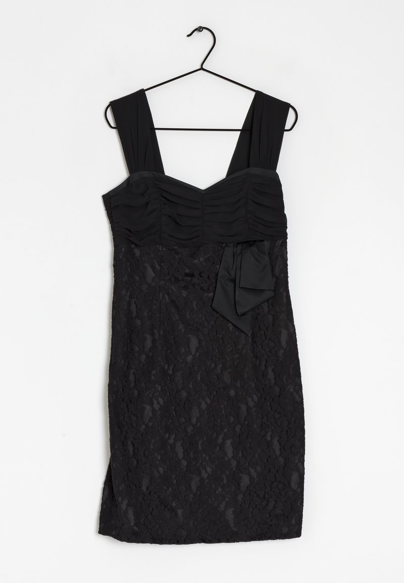 Zwarte jurk met een gerimpelde bovenkant, schouderbandjes en een kantenschoentjes. Bevat een zijstrikaccent en een getailleerde silhouet, hangend aan een haak.
