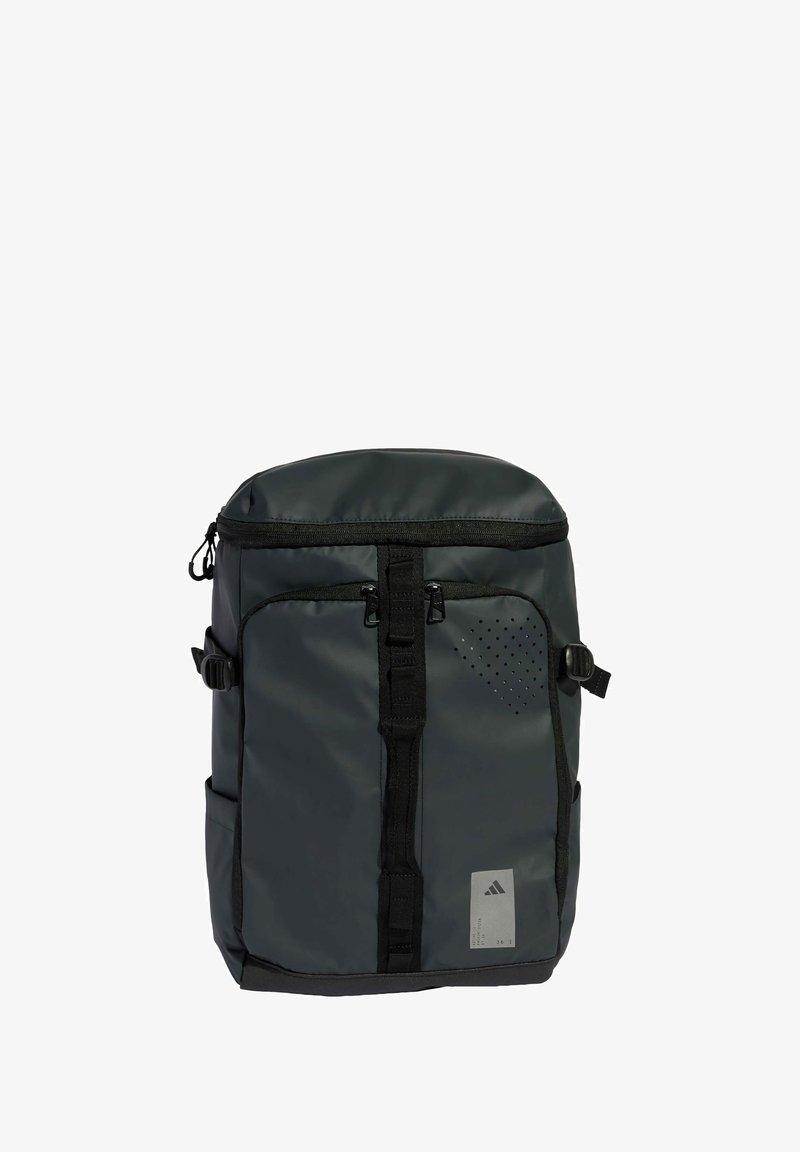 Schwarzer, wasserdichter Rucksack mit gepolstertem oberen Teil, mehreren Reißverschlussfächern, verstellbaren Trägern und durchlöcherten Designelementen.