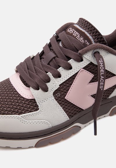Καφέ και ροζ αθλητικό παπούτσι με λευκές λεπτομέρειες, υφή από πλέγμα και πάνελ σουέντ, με την επωνυμία "OFF-WHITE" στη γλώσσα και την ένδειξη "SHOELACES" εκτυπωμένη στα κορδόνια.