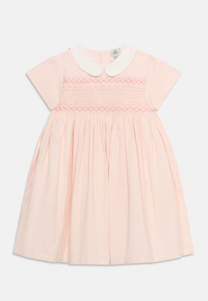 Vestitino rosa chiaro a maniche corte per neonata con colletto bianco alla Peter Pan e motivi ricamati rosa sul petto, gonna a pieghe.