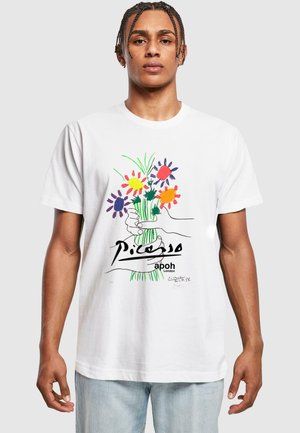 Biała bawełniana koszulka z kolorowym wzorem kwiatowym, zielonymi łodygami, ręcznie wykonanymi ilustracjami oraz grafiką tekstową "Picasso apoh London".