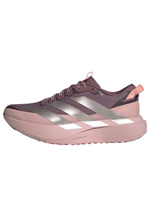 Seitenansicht eines lila-pinken Adidas Laufschuhs mit silbernen Streifen und dicker, gepolsterter Sohle.
