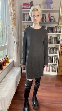 Γκρίζο μακρύ μανίκι φόρεμα με χαλαρή εφαρμογή και μαύρες πλατφόρμες μέχρι το γόνατο. Απαλή υφή υφάσματος με διακριτές παραλλαγές στο χρώμα.