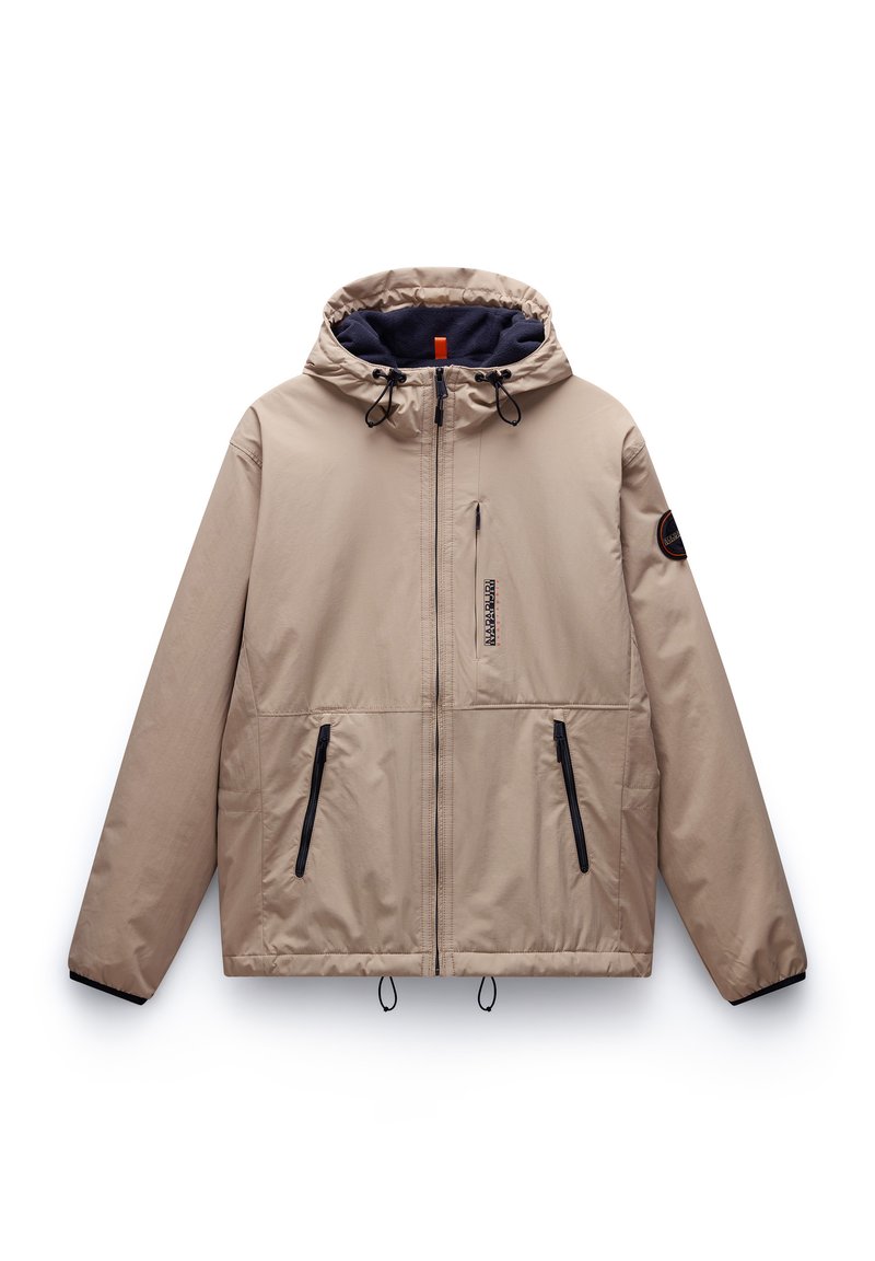 Beige kapjesjas met een gladde buitenkant, marineblauwe voering, zwarte accenten, twee voorste ritszakken en koordjes aan de onderkant en de capuchon.