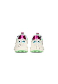 Sneakers bianchi con suola verde, accentuazione metallica rosa sul tallone e dettagli in rete stampata sulla tomaia. Presentano lacci testurizzati.