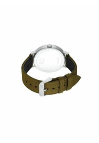 Edelstahlarmbanduhr mit rundem Gehäuse, olivgrünem Stoffarmband und einer silbernen Metallschließe. Verfügt über ein strukturiertes Armband und einen gravierten Gehäuseboden.