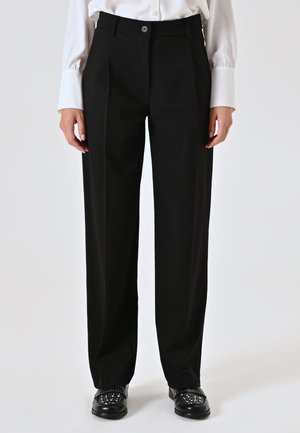 Pantaloni neri a vita alta con design sartoriale, fronte plissettato, tasche laterali e chiusura con bottone, realizzati in un tessuto liscio e leggero.