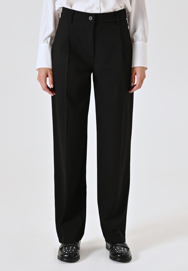 Pantaloni neri a vita alta con design sartoriale, fronte plissettato, tasche laterali e chiusura con bottone, realizzati in un tessuto liscio e leggero.