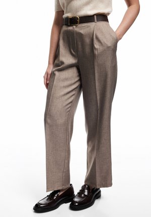 CARROT FIT PANTS - Pantalon classique - brown
