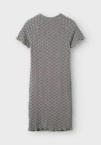 Robe à manches courtes en tissu gris texturé avec un motif en diamant, dotée d'un col rond et de bords légèrement festonnés aux manches et à l'ourlet.