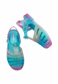 Sandali di gel glitterati in un gradiente di blu e rosa, caratterizzati da un design a taglio, una cintura regolabile e una finitura lucida e testurizzata.