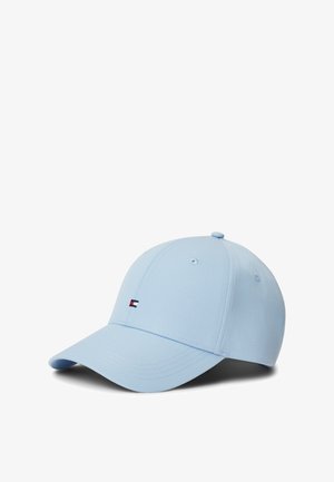 Svetlo modra baseball kapa s ukrivljenim robom, izdelana iz blaga, z majhnim logotipom spredaj in zračnimi luknjami na straneh.