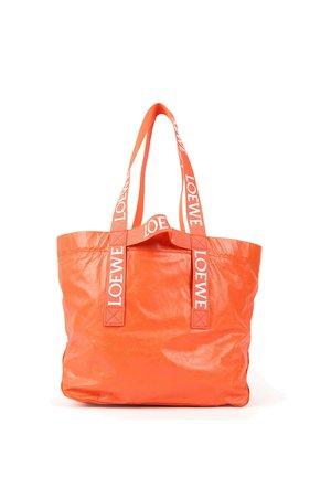 Stor skinnende orange tote-taske med lange håndtag med hvid "LOEWE" tekst på stropper mod hvid baggrund.