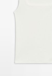 Canotta bianca senza maniche a costine con scollo quadrato e orlo dritto su uno sfondo semplice.