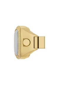 Montre dorée avec un boîtier carré, une lunette texturée et une couronne arrondie. Le design présente des surfaces lisses et une finition polie.