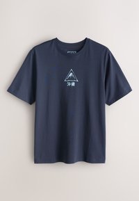 Navyblauw T-shirt met korte mouwen met een kleine bergafbeelding en Japanse tekens in het midden van de borst.