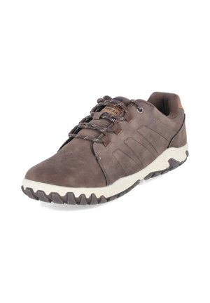 Bruine casual sneaker met gestructureerde zool, veters aan de voorkant, gevoerde kraag en gestikte zijpanelen schuin naar rechts op een witte achtergrond.