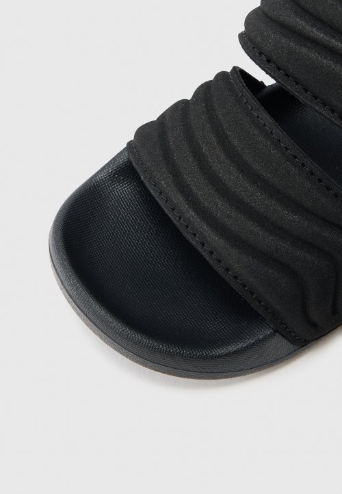adidas ADILETTE UNISEX - Chanclas de baño - core black/white — foto 6