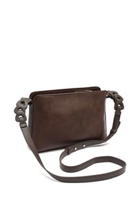 Borsa a tracolla in pelle marrone con una texture liscia, caratterizzata da una tracolla intrecciata e semplici dettagli hardware, forma rettangolare e profilo sottile.
