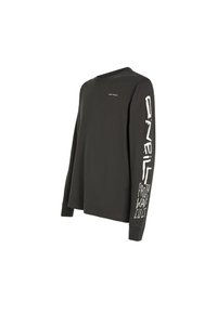 Czarny t-shirt z długim rękawem wykonany z bawełny, z okrągłym dekoltem, logo O'Neill na klatce piersiowej oraz wyrazistymi białymi grafikami tekstowymi na rękawie.