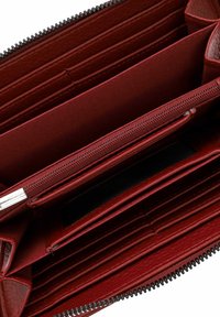 Cartera de cuero rojo abierta, mostrando múltiples ranuras para tarjetas, un compartimento con cremallera para monedas y secciones espaciosas para billetes o recibos.