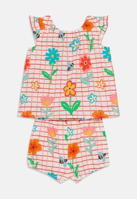 Conjunto de bebé floral con un fondo rosa claro, patrón de cuadros rojos, mangas acampanadas y flores azules, rojas y amarillas. Incluye pantalones cortos a juego.