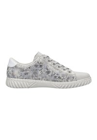Zapatilla gris claro con un patrón floral, tela texturizada, acentos blancos y una suela estriada. Presenta cordones tradicionales y un diseño de perfil bajo.