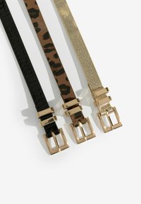 Kolm vööd: must tekstureeritud nahkväö, pruun faux leopardimustriga väö ja kuldne metallväö, millest igaühel on kuldne pandla.
