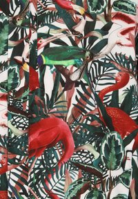 Bloemstof met levendige rode flamingo's, groene vogels en donkere bladeren op een witte achtergrond, met gedetailleerd tropisch loof.
