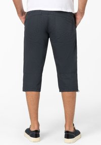 Dunkelgraue knielange Shorts aus leichtem Stoff, mit zwei Gesäßtaschen und genähten Details am Saum.