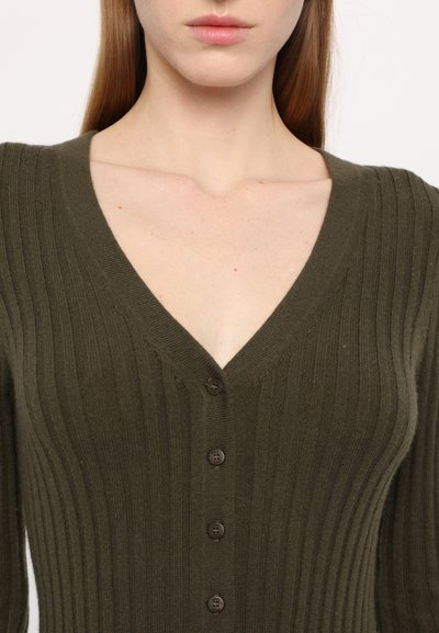 Cardigan rașchetat de culoare verde măsliniu cu decolteu în V, având șase butoane maro pe față și un design din țesătură texturată.