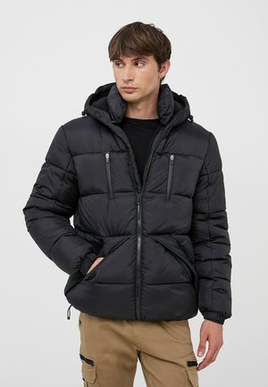 Giacca nera imbottita con cappuccio, con sezioni orizzontali trapuntate, chiusura frontale con zip e due tasche anteriori con zip. Polsini elasticizzati.