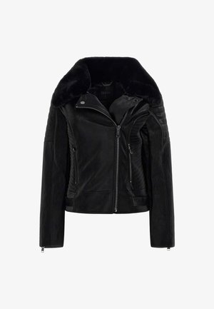 Chaqueta de cuero negra con cuello de piel sintética, cierre con cremallera, detalles acanalados en las mangas y bolsillos laterales. Acabados suaves y texturizados.