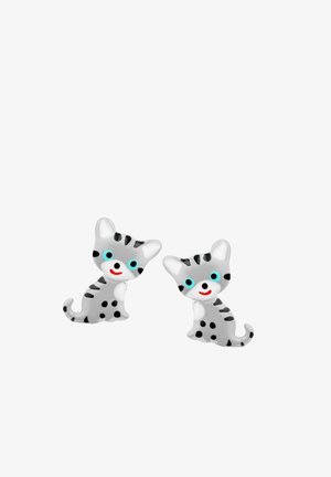 Deux boucles d'oreilles en forme de chat gris de style cartoon avec des yeux bleus, des rayures noires, des taches noires et des bouches rouges souriantes sur un fond blanc.