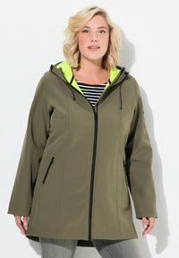 Giacca a zip verde oliva con cappuccio, caratterizzata da un vivido rivestimento interno verde brillante, due tasche laterali e un design dal taglio rilassato.