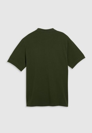 Donkergroene polo shirt, korte mouwen, klassieke kraag, vlak gebreide textuur, naadloze achterkant zonder zichtbare merkvermelding of accenten.