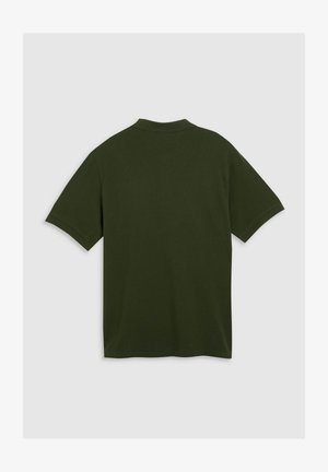 Polo shirt vert foncé, à manches courtes, col classique, texture tricot à plat, dos sans coutures sans aucune marque ou accent visible.