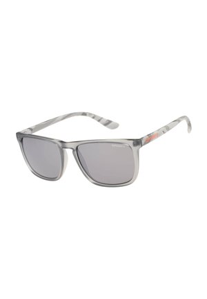 Rechteckige Sonnenbrille mit grauem Farbton, durchsichtigen grauen Rahmen und gemusterten Bügeln, mit kleinem Logo auf Linse und Bügel.