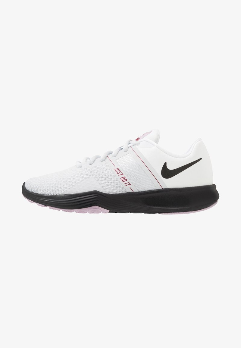 Hvide og sorte atletiske sko med mesh-overdel, snørebånd, tekstureret sål og rød "JUST DO IT" detalje på den laterale side.
