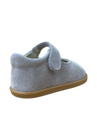 Zapato infantil de ante gris con punta redonda, tiras de Velcro y suela de goma marrón. Presenta detalles perforados a lo largo del costado.