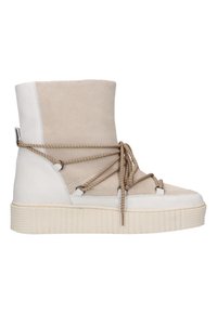 Hoge sneaker met een beige suède bovenwerk en witte leren accenten. Voorzien van dikke veters en een gestructureerde, verhoogde witte zool.