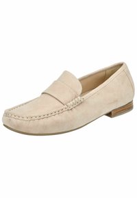 Beige semišové mokasíny s páskem přes nárt, kontrastní švy podél okrajů a nízkým dřevěným podpatkem. Hladký povrch.